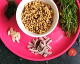 चवळीची उसळ (chavalichi usal recipe in marathi) रेसिपी स्टेप 3 फोटो 