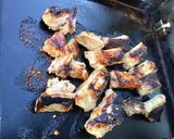 Une image de l'étape 8 de Travers de porc marinés grillés et poivrons tricolores.