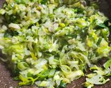 Foto del paso 1 de la receta: Cuadrados de cebolla, puerro, zucchini y queso 🧀
