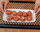 รูปขั้นตอนการทำที่ 19 ของ หมูสับทอดกระเทียมพริกไทย หรือ หมูก้อนทอด กินกับซอส อร่อยสุดๆ😋