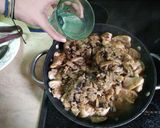 Foto del passaggio 13 della ricetta Pollo “alla crème” con funghi Portobello