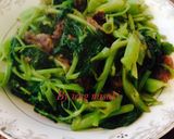 Foto langkah ke 3 dari resep Ca kangkung trasi daging sapi.