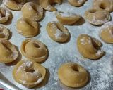 Foto del paso 3 de la receta: Capelettis caseros relleno de queso y jamón