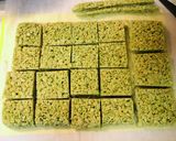 A picture of step 7 of Creeper Rice Krispie Treats.