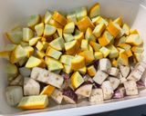 Une image de l'étape 5 de Travers de porc marinés aux courgettes jaunes, aubergine graffiti et tomates.