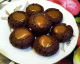 صورة لخطوة 3 من وصفة بسكويت الشوكولاتة بحشوة صوص الكراميل 😋♥️