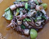 Foto langkah ke 5 dari resep Cumi pete oseng cabe ijo endos.