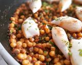 Foto del paso 9 de la receta Garbanzos con calamares y panceta ibérica
