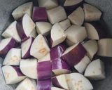 Gambar langkah 1 resipi Terung & Daging Masak Kicap Blackpepper.