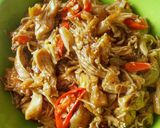 A picture of step 4 of Ayam Suwir Saus Tiram / Shredded Chicken in Oyster Sauce.