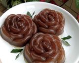 Foto langkah ke 6 dari resep Puding Mawar Santan Gula merah Coklat.
