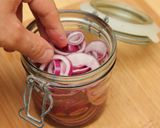 Savanyított lilahagyma recept fázis 6 fotója