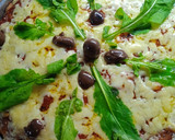 Foto del paso 7 de la receta: Muzzarella integral con rúcula y aceitunas negras y parmesano🍕