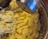 Sajttal töltött pulykamell krumplipürével és tejfölös salátával recept fázis 10 fotója