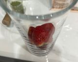 Hình bước làm 2 của món Strawberry Matcha Latte 🍓