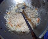 Foto langkah ke 4 dari resep Bihun Goreng Simpel.
