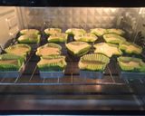 Hình bước làm 7 của món Muffin 2 lớp rau chùm ngây và chocolate