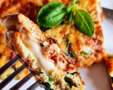 Foto del paso 3 de la receta: Omelette de queso, tomate seco y albahaca (aire "caprese")