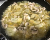 Foto del paso 4 de la receta: Salmón en salsa de cava con alcachofa y champiñones