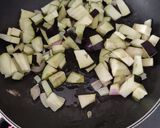 Foto del passaggio 3 della ricetta Farfalle con tonno e melanzana 🍆