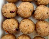 कैरेमल कोकोनट लड्डू(caramel coconut laddu recipe in hindi) रेसिपी चरण 5 फोटो