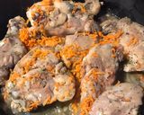 Foto del paso 2 de la receta: Pollo al sartén con crema y papas