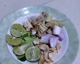 รูปขั้นตอนการทำที่ 2 ของ ต้มยำปลากระป๋องใส่เห็ด