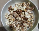 Foto langkah ke 4 dari resep Popcorn Coklat Kilat.