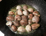 Foto del paso 6 de la receta: Almejas en salsa de ajos, perejil con un toques de salsa thai