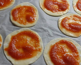 Foto del paso 4 de la receta: Mini pizzas de verdura y anchoas