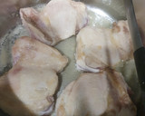 Foto del paso 1 de la receta: Contramuslo de pollo en salsa de calabaza y queso tierno
