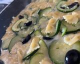 Foto del passaggio 3 della ricetta Frittata di farfalle con zucchine ed olive