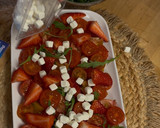 Foto del paso 3 de la receta: Ensalada de fresas, tomates y queso Keos