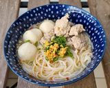 รูปขั้นตอนการทำที่ 4 ของ ก๋วยเตี๋ยวหมูสับลูกชิ้นปลา ต้มยำมะนาวสด