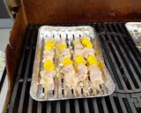 Une image de l'étape 2 de Brochettes de poulet-ananas.
