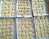 Foto langkah ke 6 dari resep Garlic Cheesy Butter Cookies.