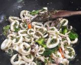 Foto langkah ke 5 dari resep Cumi Cabe Hijau.