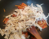 Foto del paso 3 de la receta: Pollo desmenuzado en salsa de tomate..