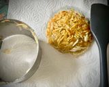Foto del paso 3 de la receta: Tortita de patatas con aguacate, salmón y huevo poché