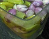 Foto langkah ke 4 dari resep Acar Bawang Merah dan Cabe Putih.