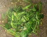 Foto langkah ke 3 dari resep Tumis kangkung.