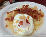 Foto del paso 6 de la receta: Huevos rotos en patatas confitadas picantes y jamón seco