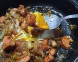 Foto del paso 5 de la receta: Huevo con salsa y salchichas