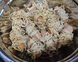 Foto langkah ke 2 dari resep Mie menggulung sosis goreng krispi.