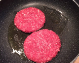 Foto del paso 1 de la receta: Hamburguesa con pimiento caramelizado, cebolla caramelizada y queso brie