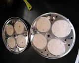 A picture of step 4 of Sooji idli.
