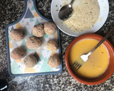 Foto del paso 2 de la receta: Albóndigas rellenas de queso con salsa de tomate 🥫