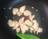 รูปขั้นตอนการทำที่ 2 ของ อกไก่ผัดหน่อไม้ฝรั่งคลีน