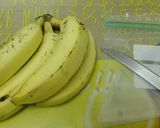 Foto langkah ke 1 dari resep Pisang Beku Cemilan Sehat untuk Anak.