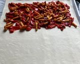 Foto del paso 1 de la receta: Hojaldre de pimientos asados al ajillo, setas y quesos, con top de pimentón dulce y chía